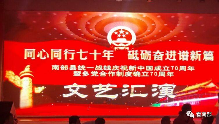 山西临汾一商场现钱学森等科学家巨幅海报